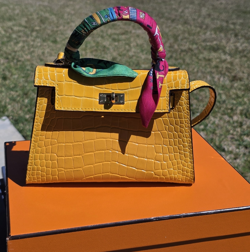 Hermes Crocodile Cross Body Kelly bag Turn Lock 5x7In Removable Strap New